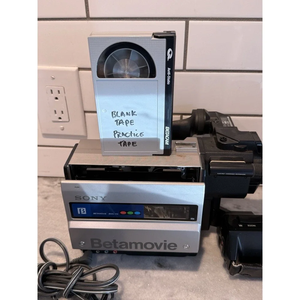 Sony Betamovie BMC-110 Camcorder Hard case, AC adapter/charger, Tape,‎ Batteries